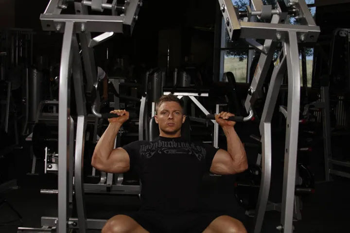 Leverage Shoulder Press — posição inicial