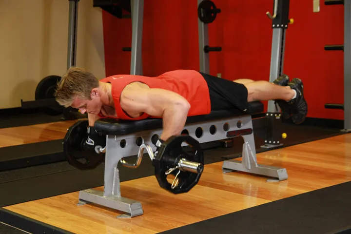 Lying Cambered Barbell Row — contração