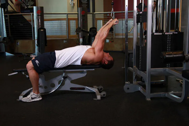 Lying Close-Grip Bar Curl On High Pulley — posição inicial