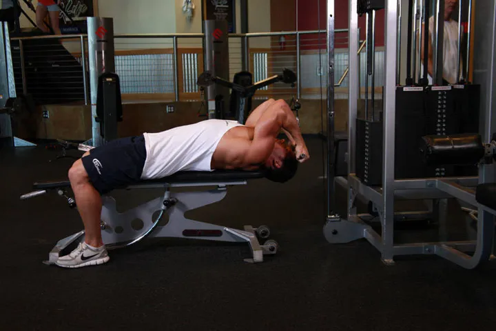 Lying Close-Grip Bar Curl On High Pulley — contração