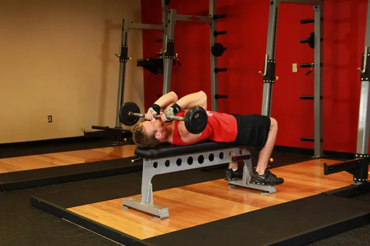 Lying Close-Grip Barbell Triceps Press To Chin — contração