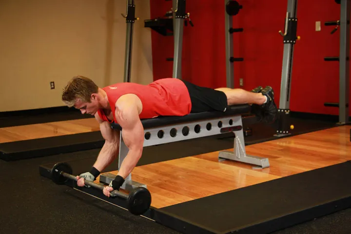 Lying High Bench Barbell Curl — posição inicial