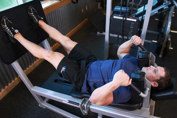 Lying Machine Squat — contração