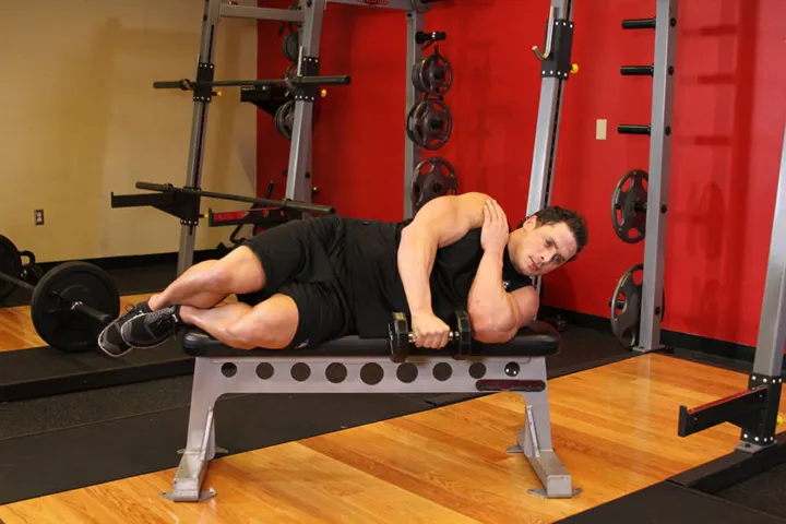 Lying One-Arm Lateral Raise — posição inicial