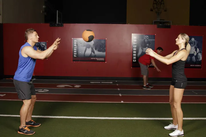 Medicine Ball Chest Pass — contração