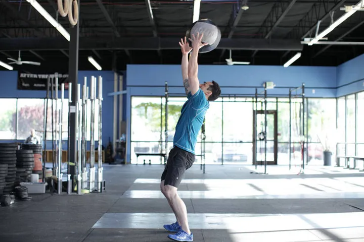 Medicine Ball Scoop Throw — contração