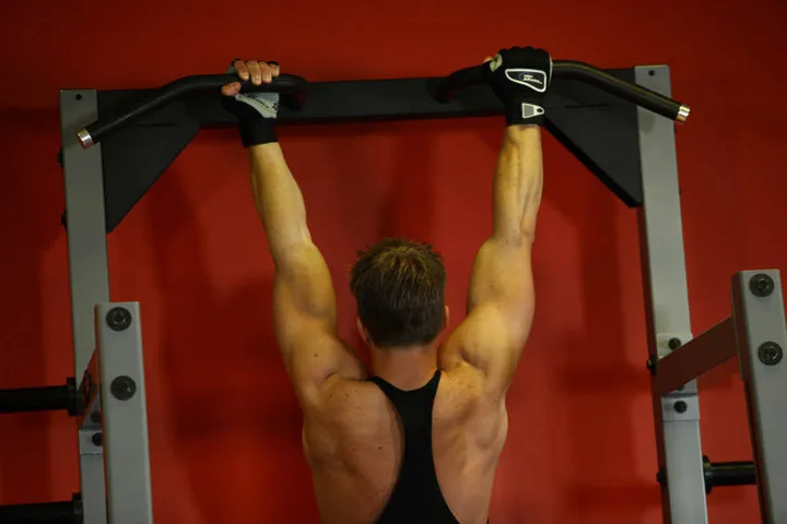 Mixed Grip Chin — posição inicial