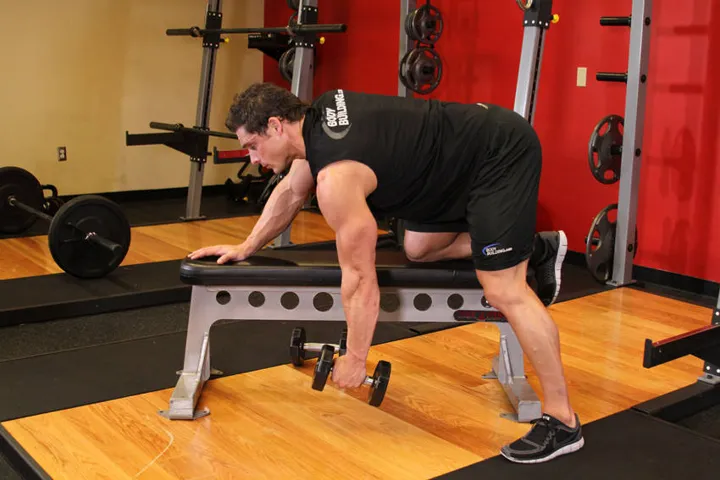One-Arm Dumbbell Row — posição inicial