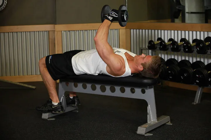 One-Arm Flat Bench Dumbbell Flye — contração