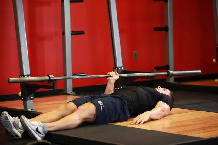 One Arm Floor Press — posição inicial