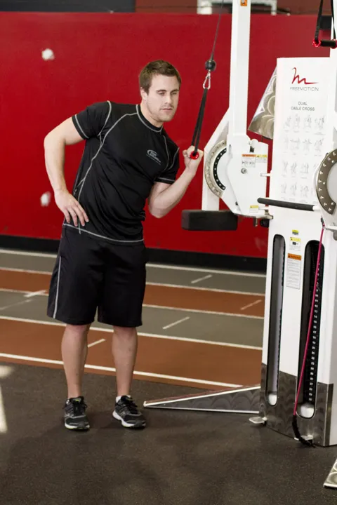 One-Arm High-Pulley Cable Side Bends — contração