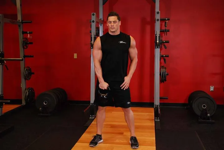 One-Arm Kettlebell Clean — posição inicial
