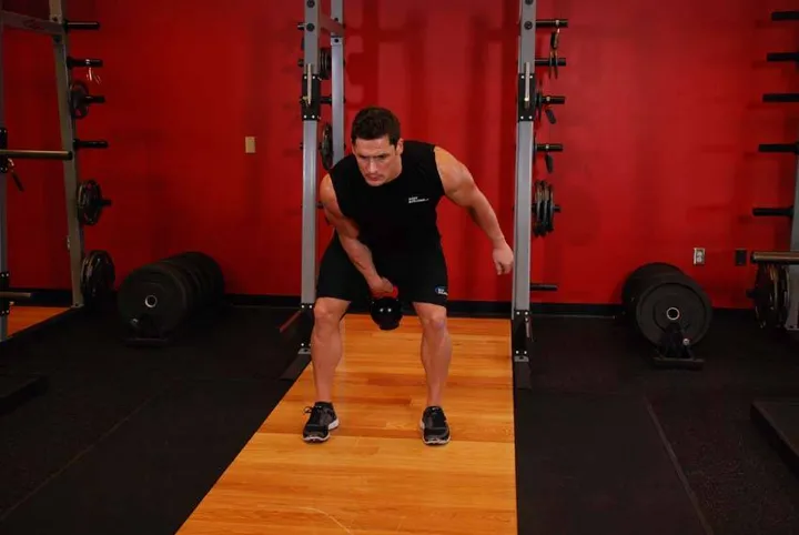 One-Arm Kettlebell Clean — contração