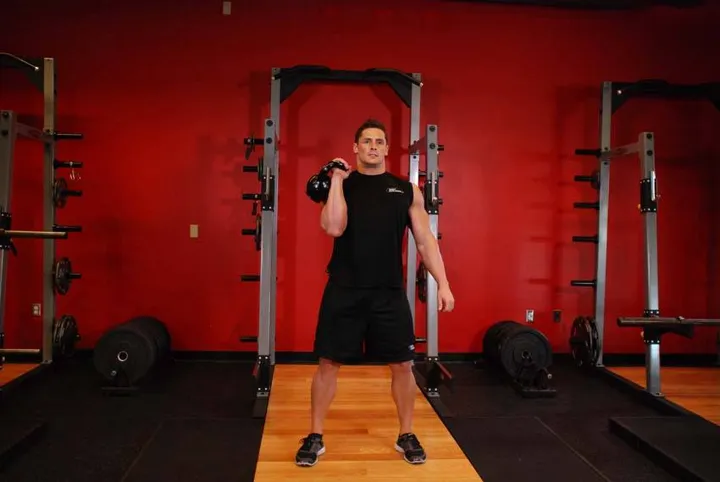 One-Arm Kettlebell Clean and Jerk — contração
