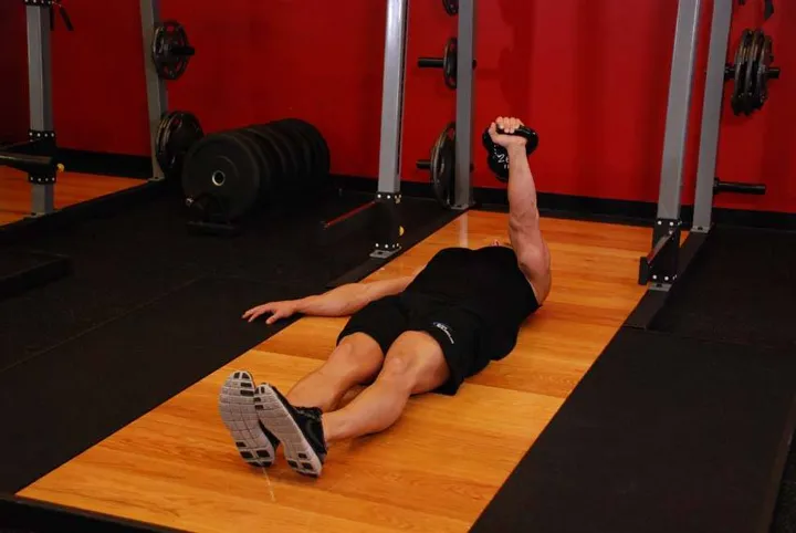 One-Arm Kettlebell Floor Press — contração