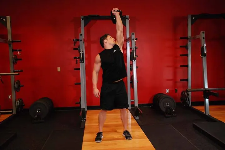 Desenvolvimento unilateral com kettlebell — contração