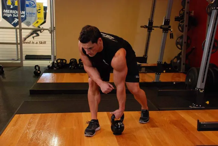 One-Arm Kettlebell Row — posição inicial