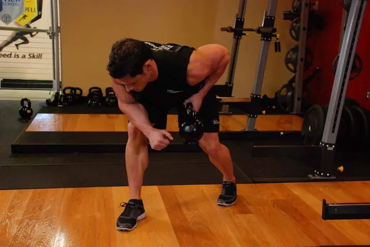 One-Arm Kettlebell Row — contração