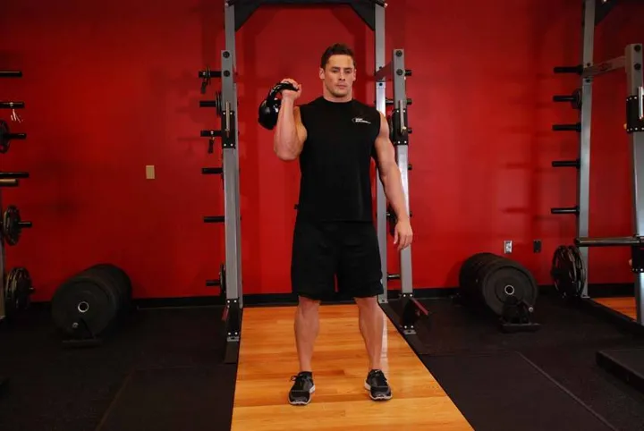 One-Arm Kettlebell Split Jerk — posição inicial