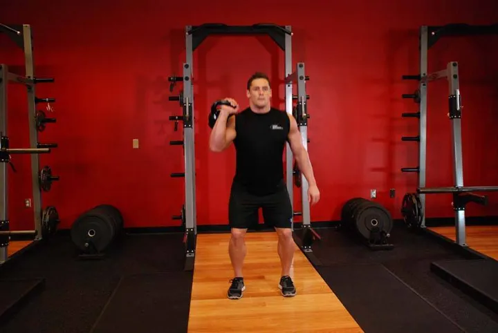 One-Arm Kettlebell Split Jerk — contração