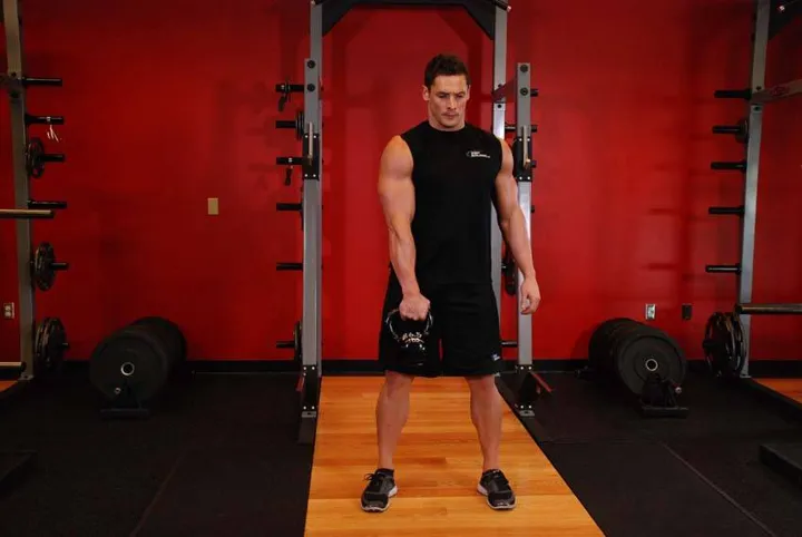 One-Arm Kettlebell Split Snatch — posição inicial