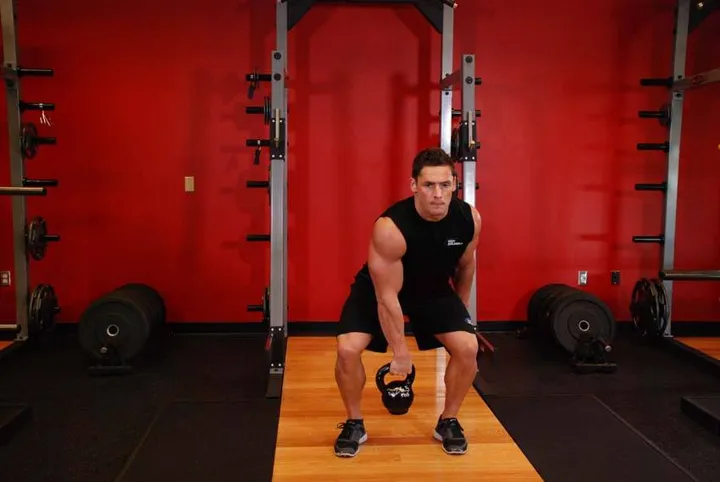 One-Arm Kettlebell Split Snatch — contração