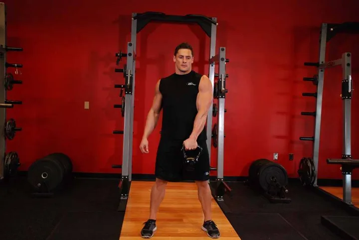 Swing unilateral com kettlebell — posição inicial