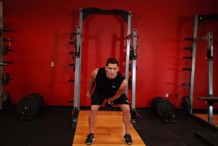 Swing unilateral com kettlebell — contração