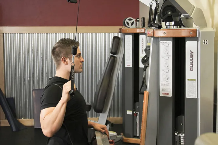 Puxada unilateral no pulley — contração