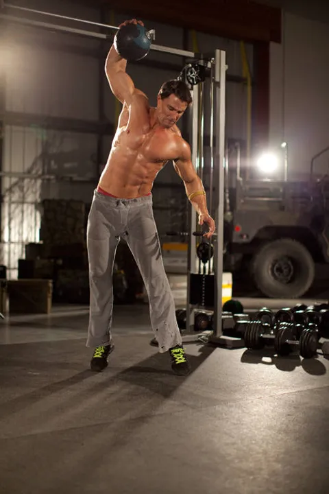 One-Arm Medicine Ball Slam — posição inicial