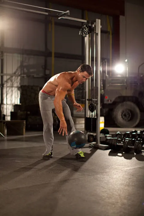 One-Arm Medicine Ball Slam — contração