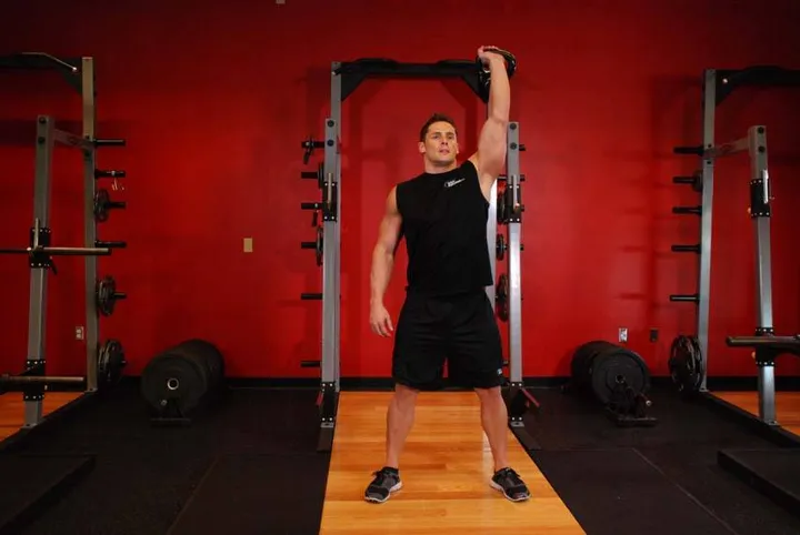 One-Arm Overhead Kettlebell Squats — posição inicial