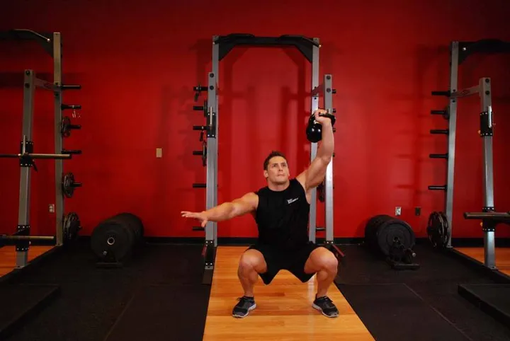 One-Arm Overhead Kettlebell Squats — contração