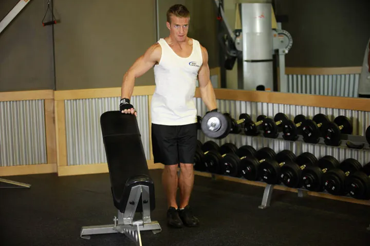 One-Arm Side Laterals — posição inicial