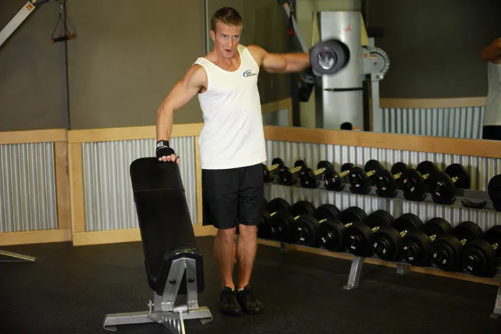 One-Arm Side Laterals — contração