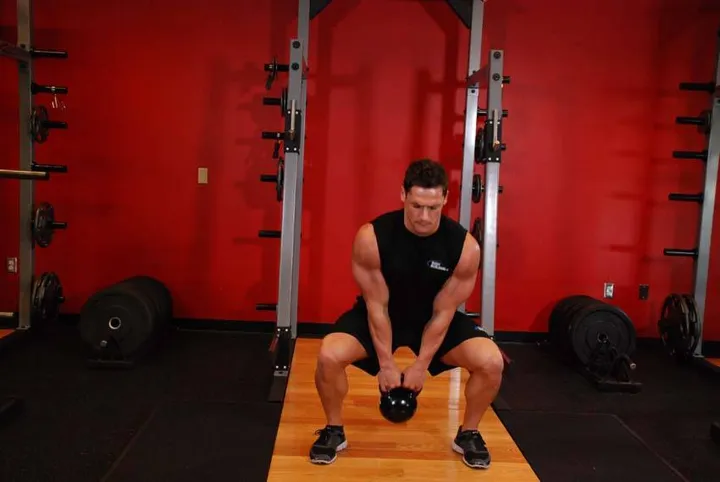 Open Palm Kettlebell Clean — posição inicial