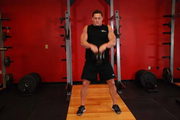 Open Palm Kettlebell Clean — contração