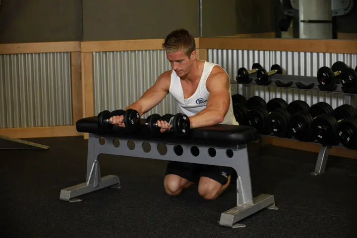 Palms-Down Dumbbell Wrist Curl Over A Bench — contração