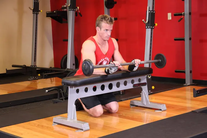 Palms-Down Wrist Curl Over A Bench — contração