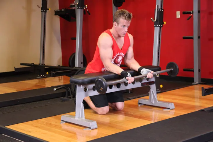 Palms-Up Barbell Wrist Curl Over A Bench — posição inicial