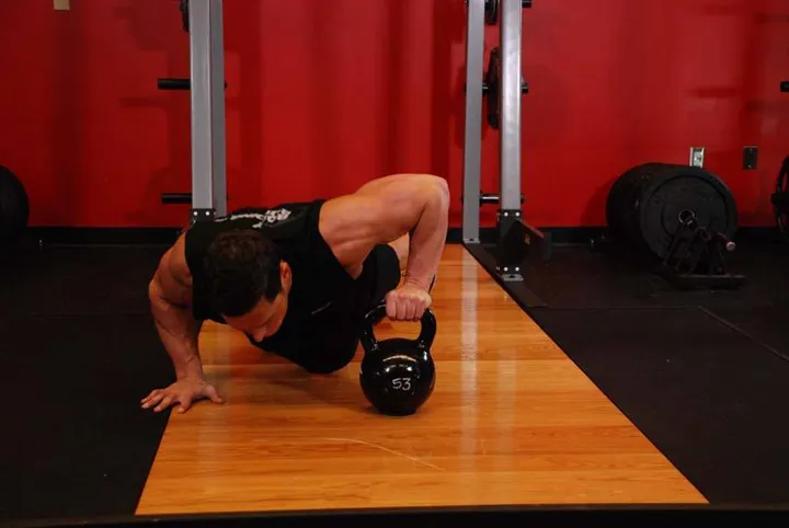 Plyo Kettlebell Pushups — posição inicial