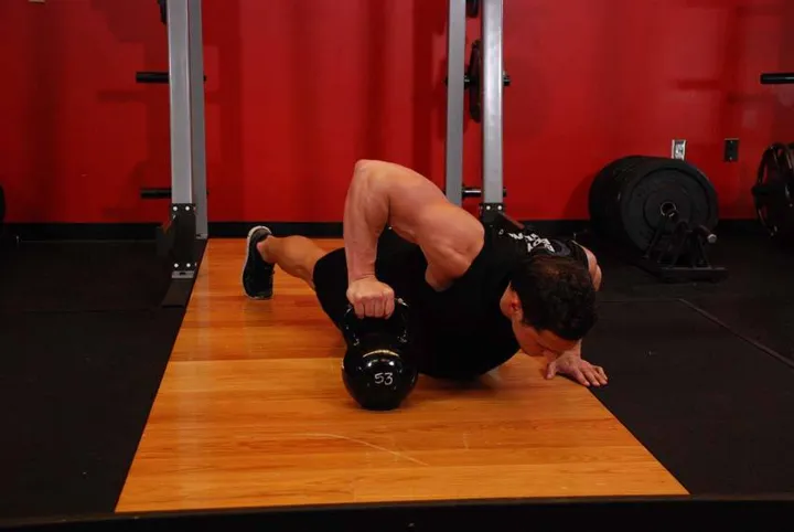 Plyo Kettlebell Pushups — contração