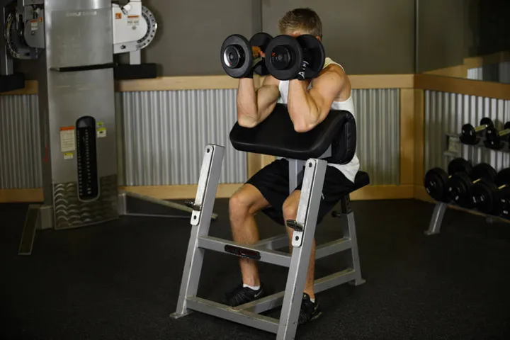 Preacher Hammer Dumbbell Curl — contração