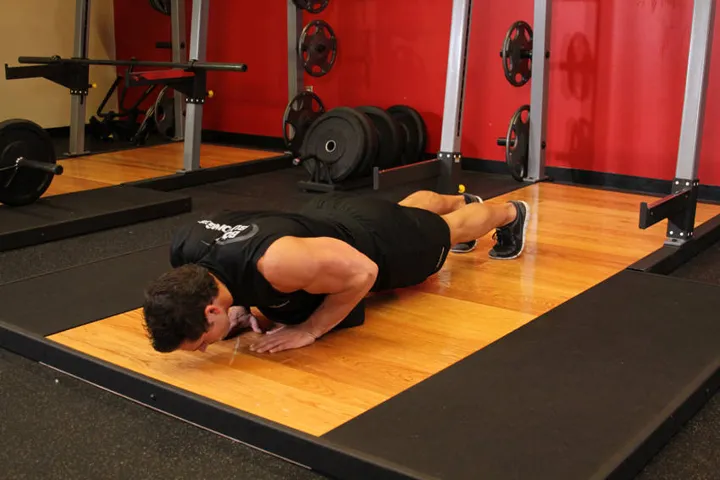 Push-Ups - Close Triceps Position — contração