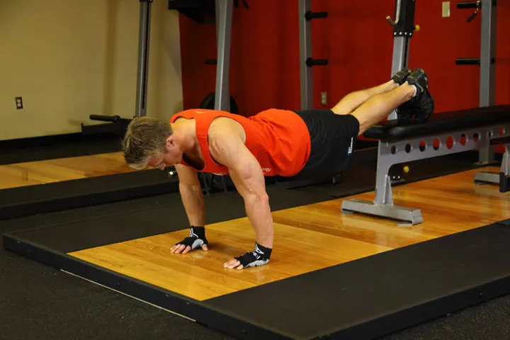 Push-Ups With Feet Elevated — posição inicial