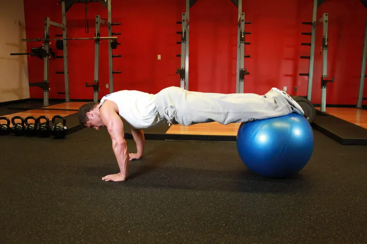 Push-Ups With Feet On An Exercise Ball — contração