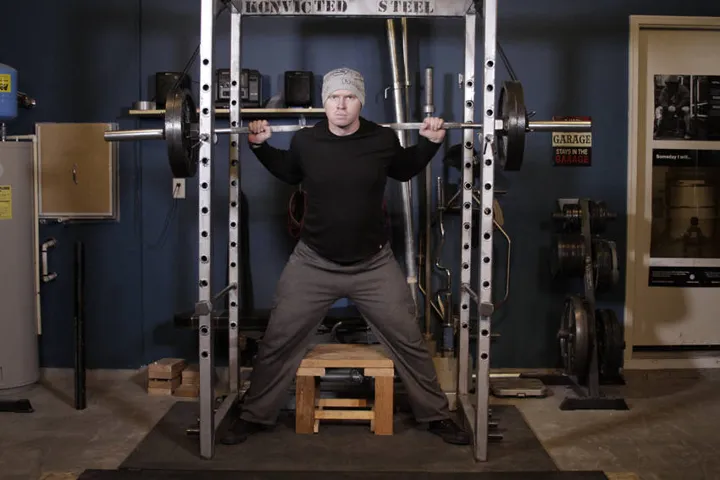Reverse Band Box Squat — posição inicial