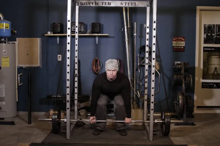 Reverse Band Deadlift — posição inicial