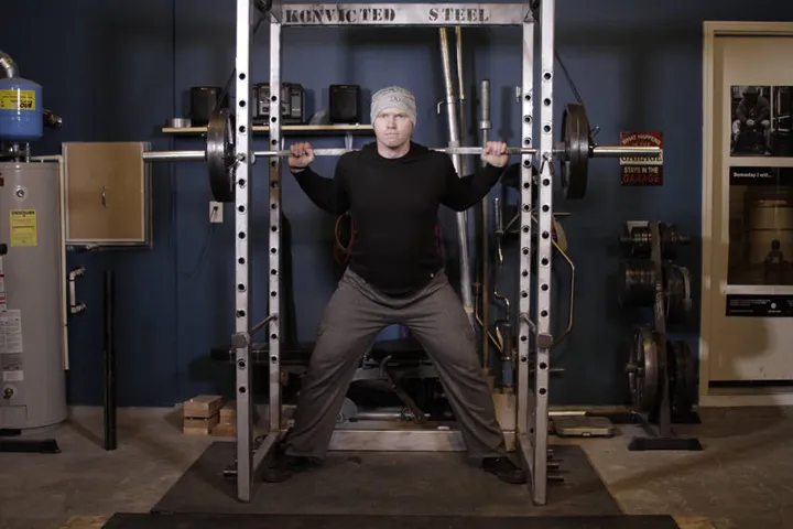 Reverse Band Power Squat — posição inicial