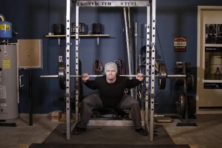 Reverse Band Power Squat — contração